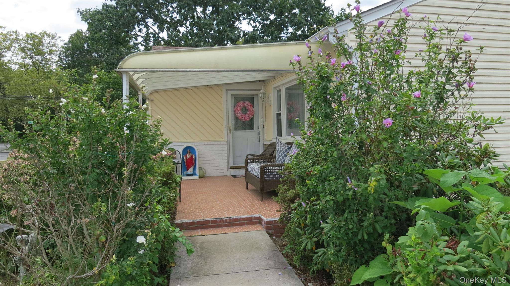 1550 Debra Place, Valley Stream, NY 11580