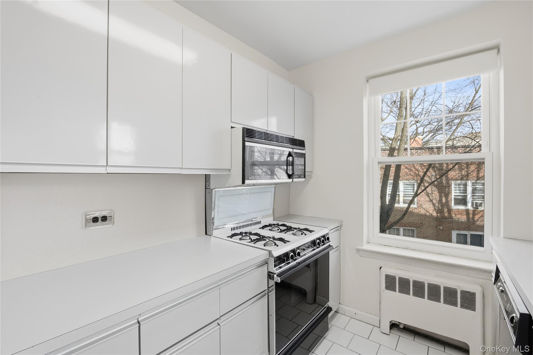 240 Central Avenue # 2F, Lawrence, NY 11559