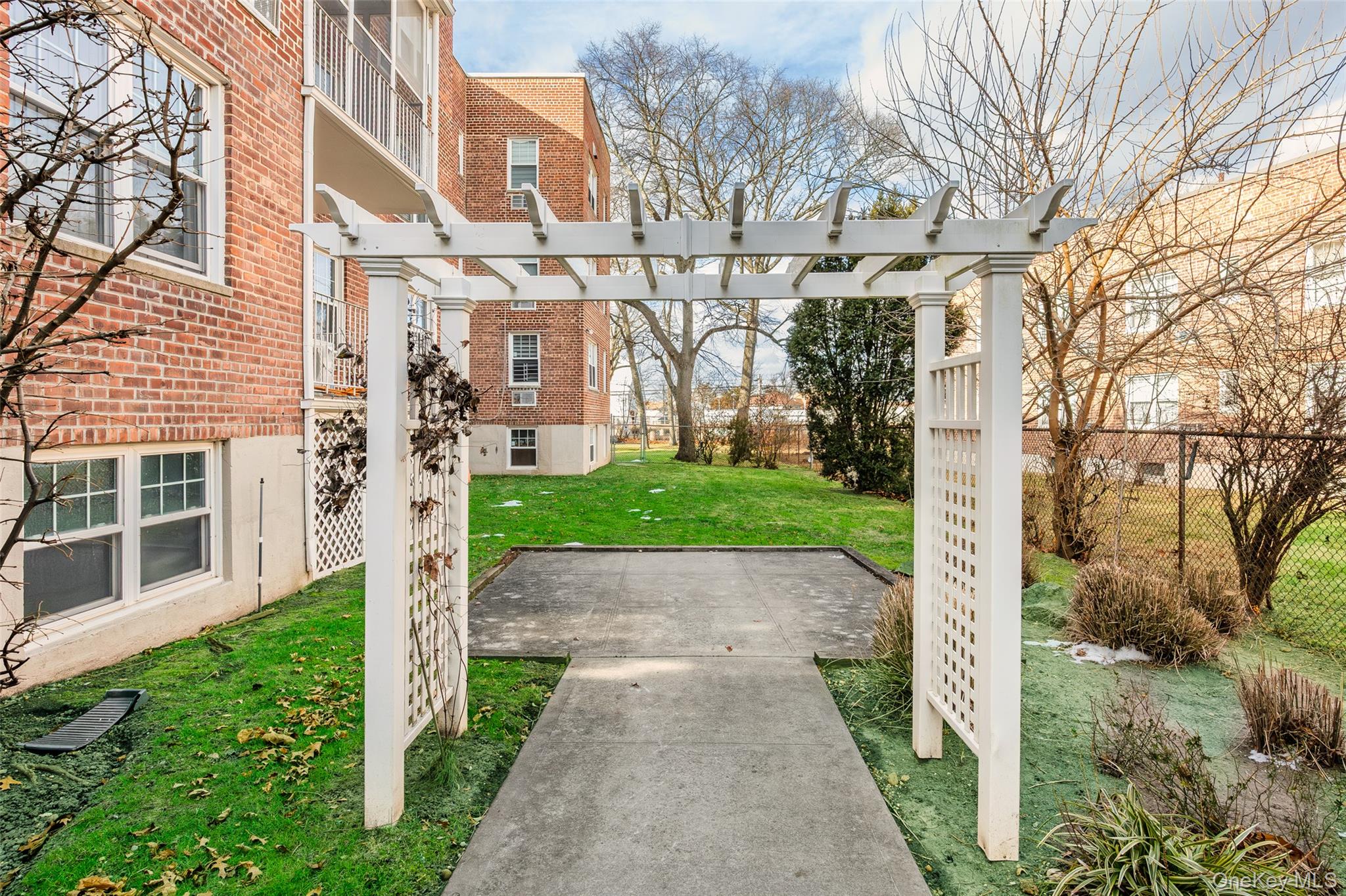 240 Central Avenue # 2F, Lawrence, NY 11559