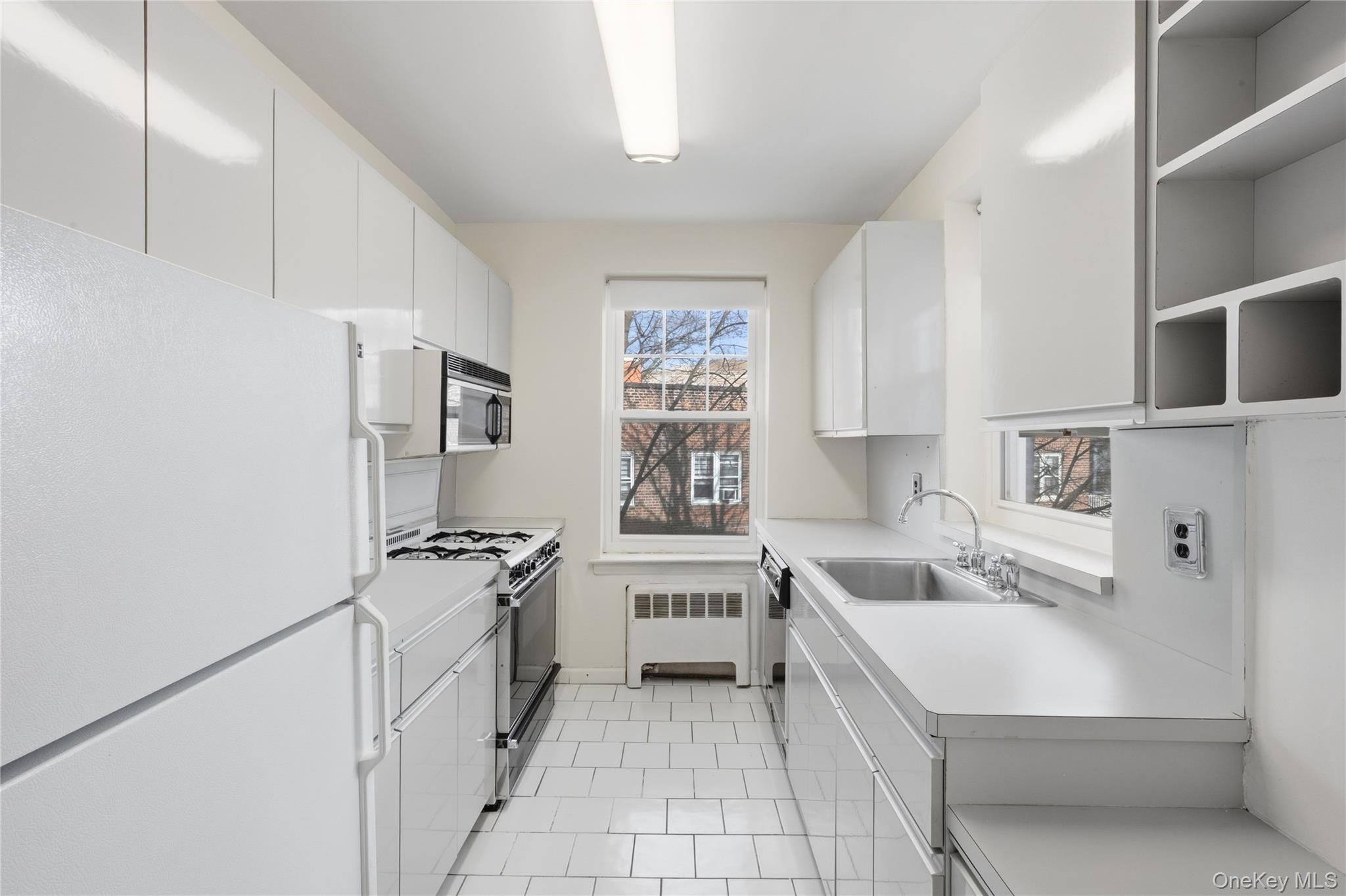 240 Central Avenue # 2F, Lawrence, NY 11559