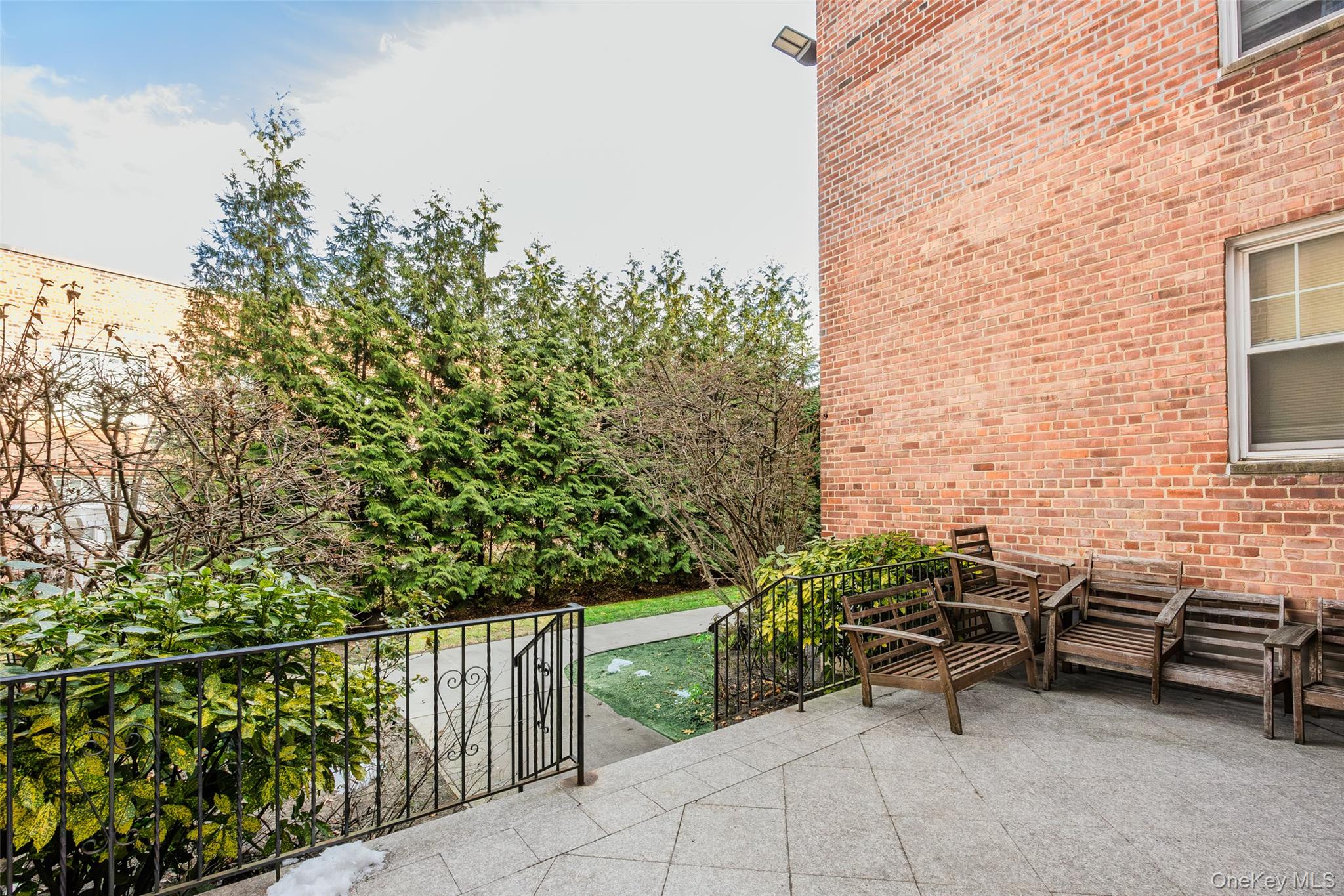 240 Central Avenue # 2F, Lawrence, NY 11559