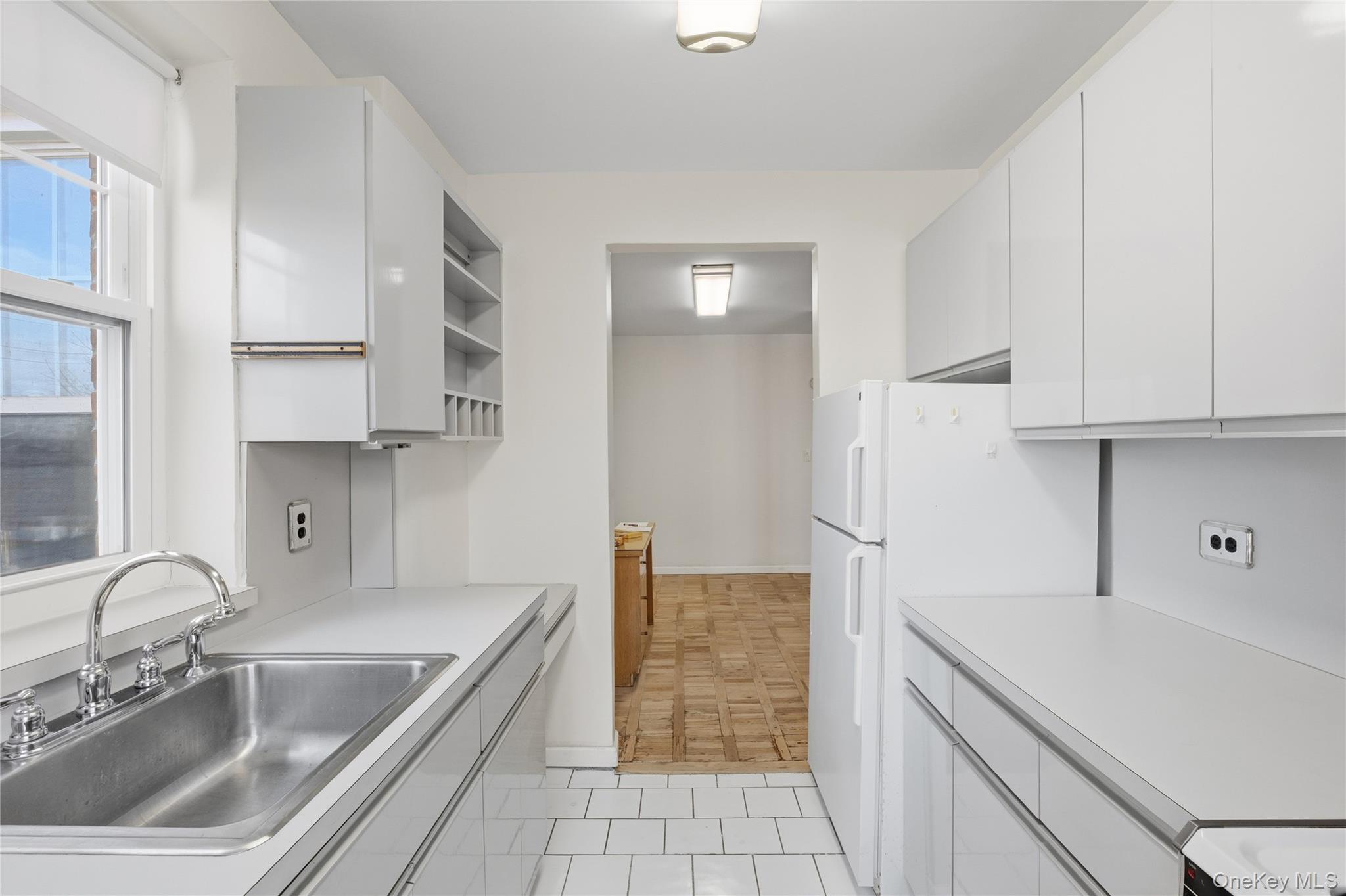 240 Central Avenue # 2F, Lawrence, NY 11559