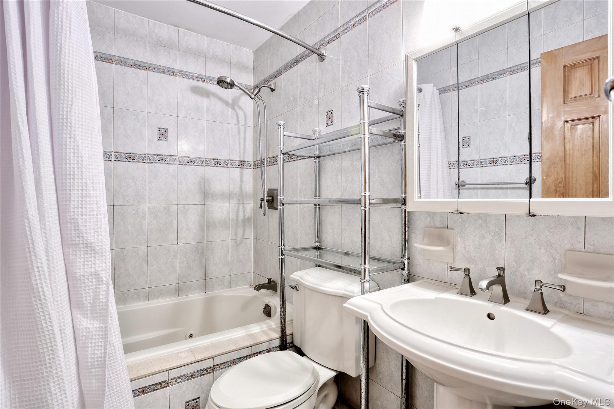 40 Eastbourne Drive, Chestnut Ridge, NY 10977