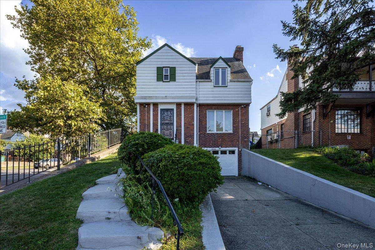 141-32 Grand Central Parkway, Briarwood, NY 11435