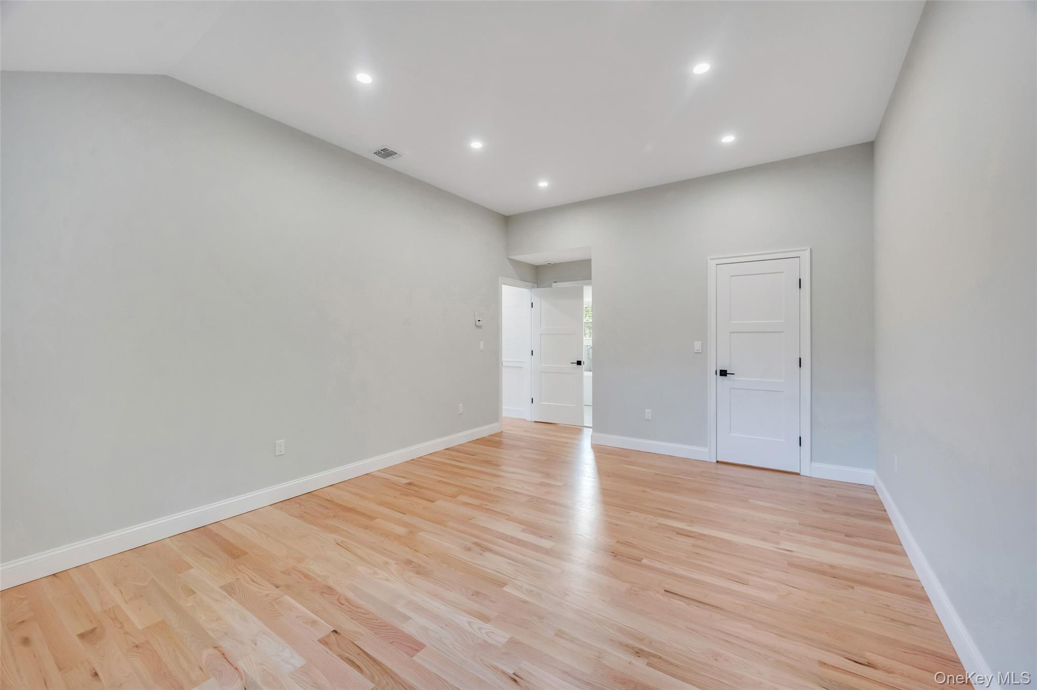 271 N Country Road, Smithtown, NY 11787