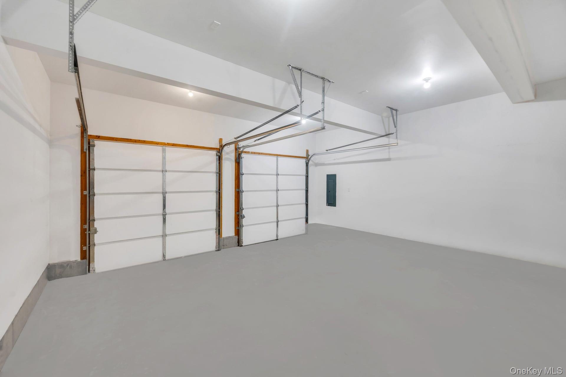 271 N Country Road, Smithtown, NY 11787