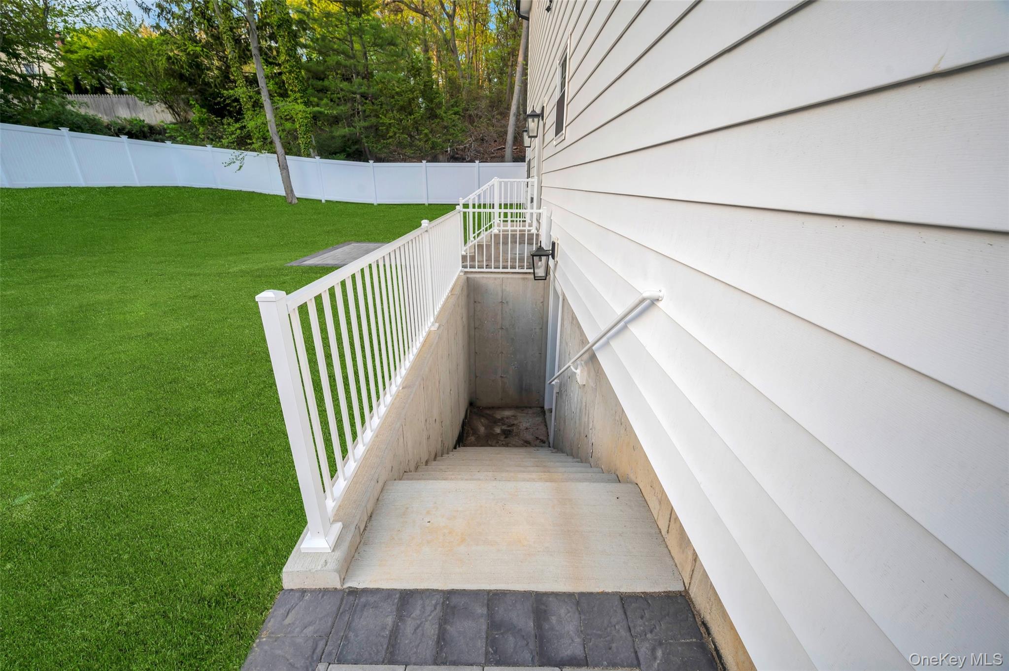 271 N Country Road, Smithtown, NY 11787