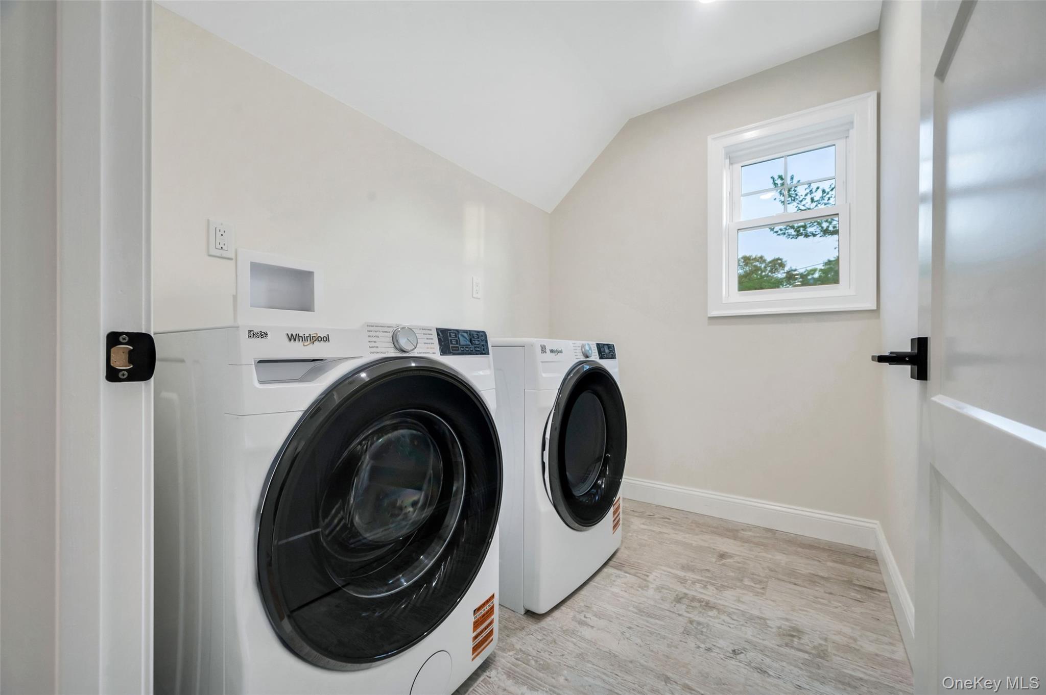 271 N Country Road, Smithtown, NY 11787