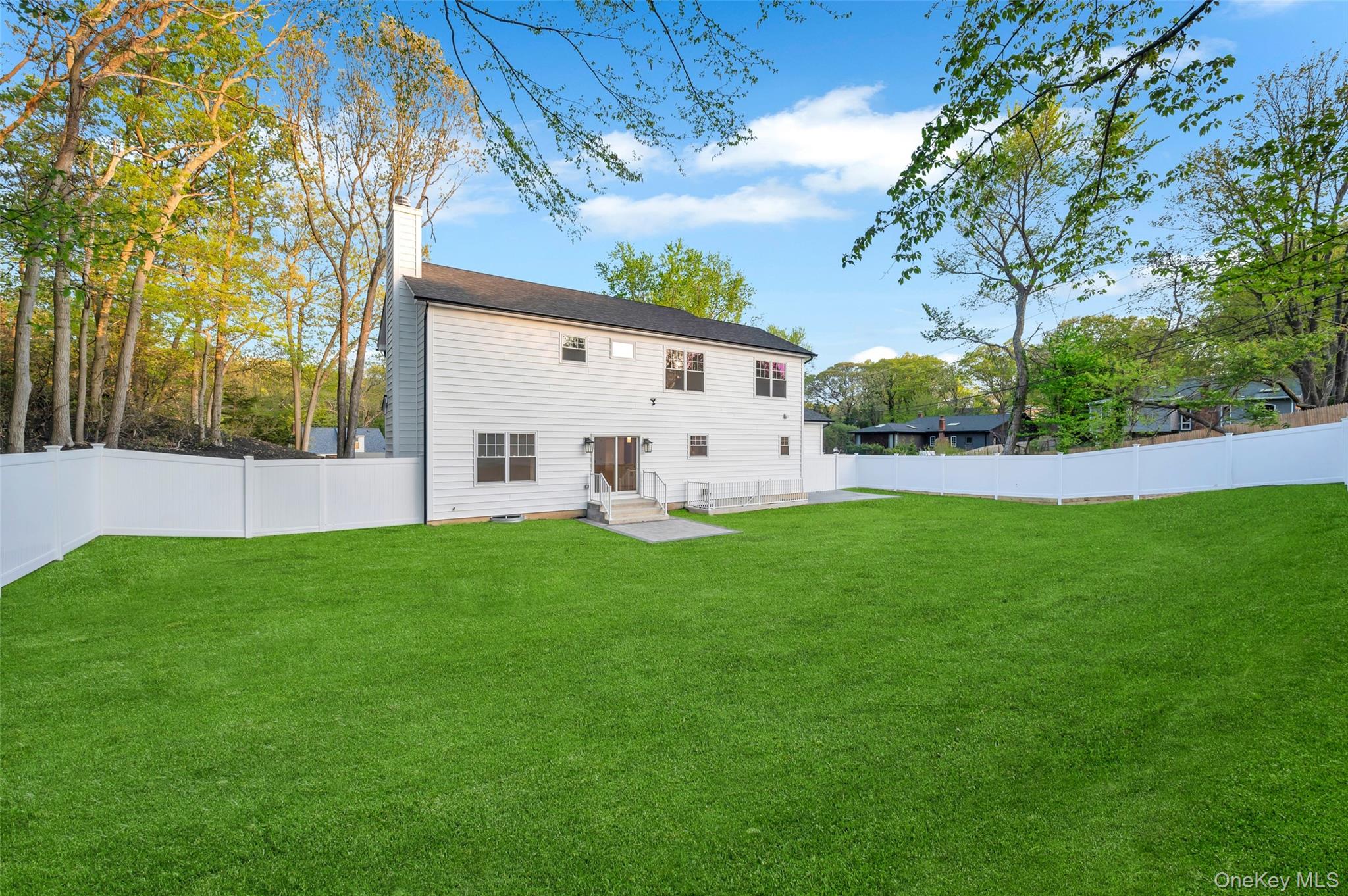 271 N Country Road, Smithtown, NY 11787