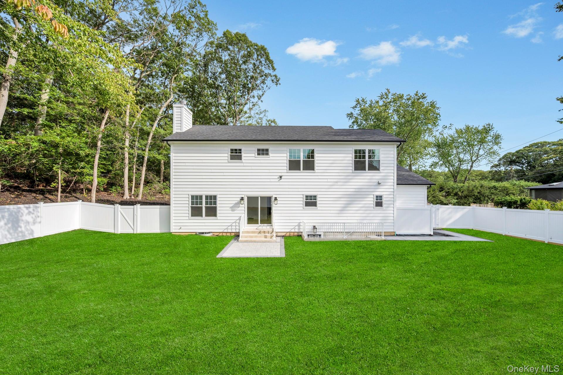 271 N Country Road, Smithtown, NY 11787