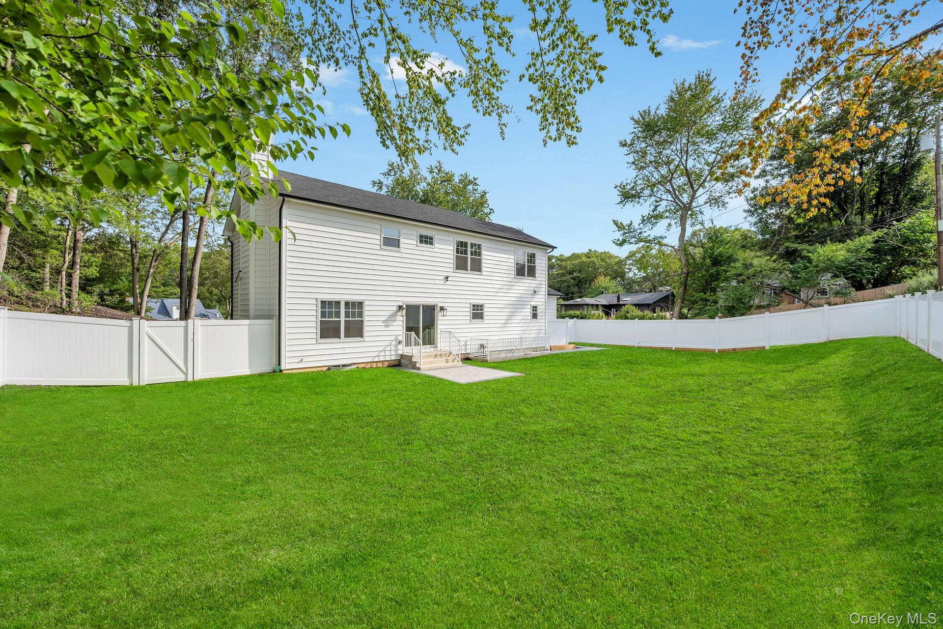 271 N Country Road, Smithtown, NY 11787