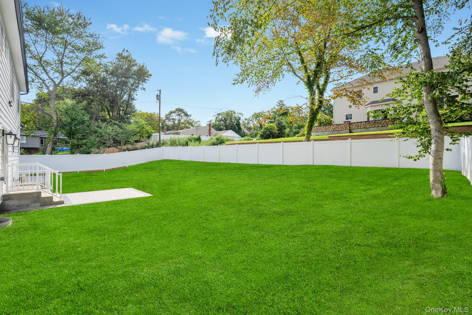 271 N Country Road, Smithtown, NY 11787