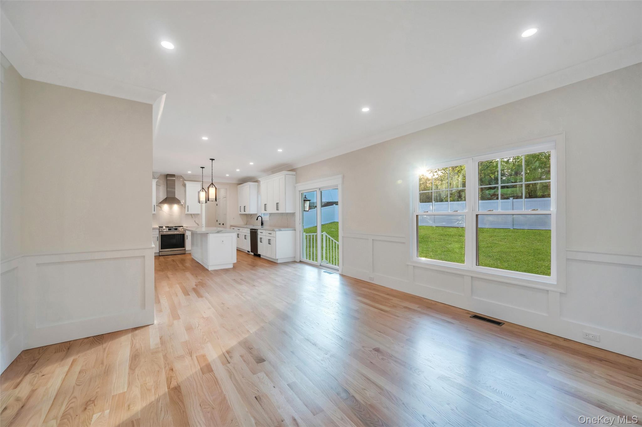 271 N Country Road, Smithtown, NY 11787