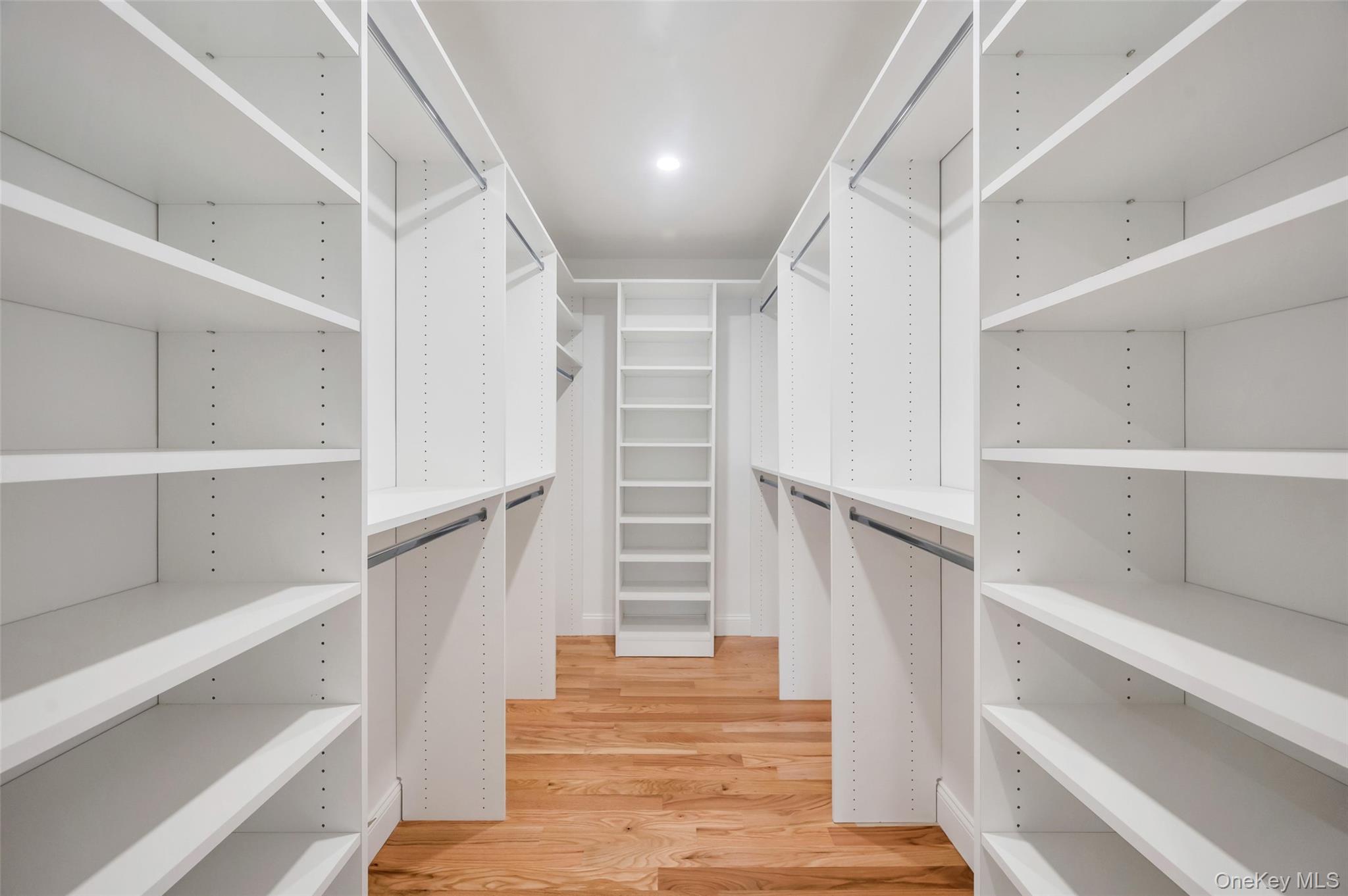 271 N Country Road, Smithtown, NY 11787