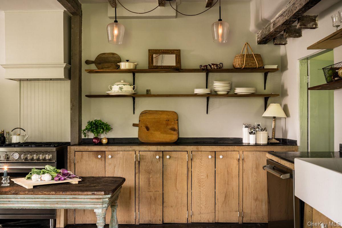 24 Van Wyck Lane, Claverack, NY 12534