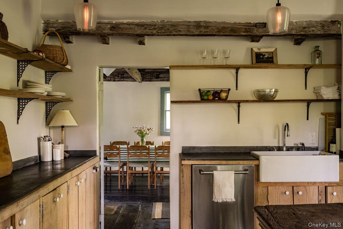 24 Van Wyck Lane, Claverack, NY 12534