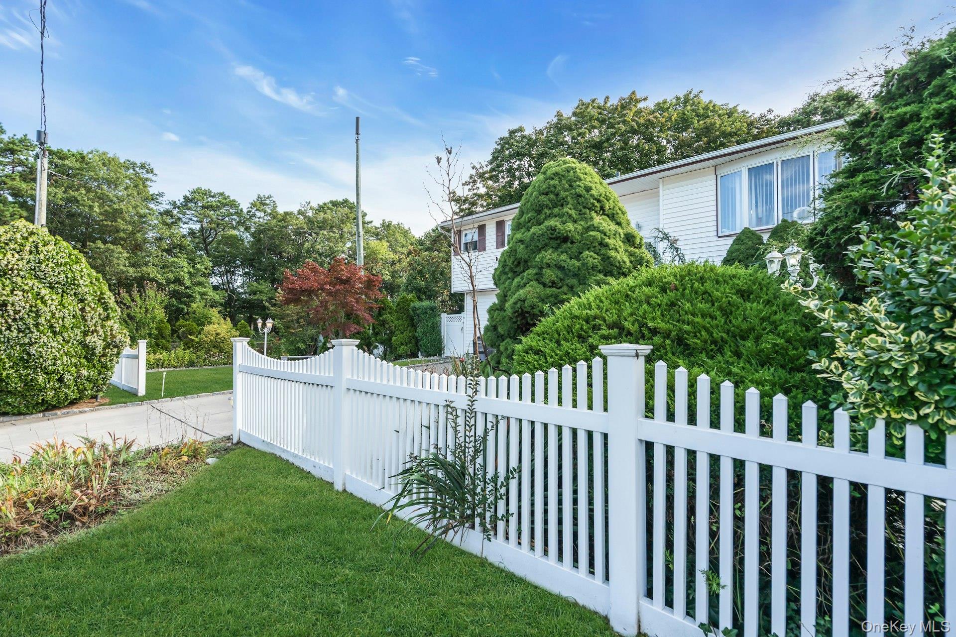 15 Abbey Lane, Bay Shore, NY 11706