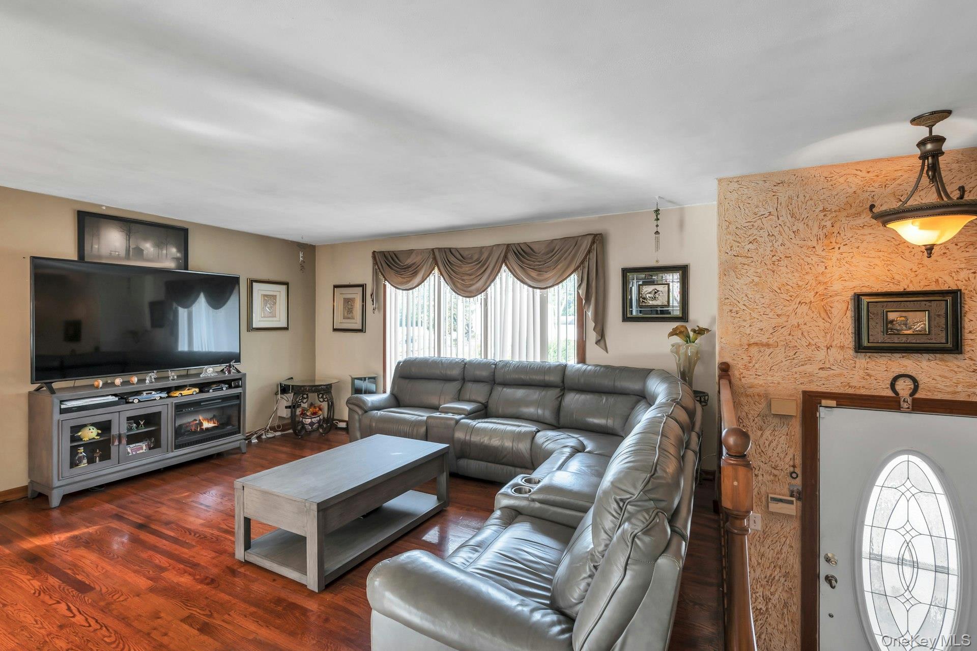 15 Abbey Lane, Bay Shore, NY 11706