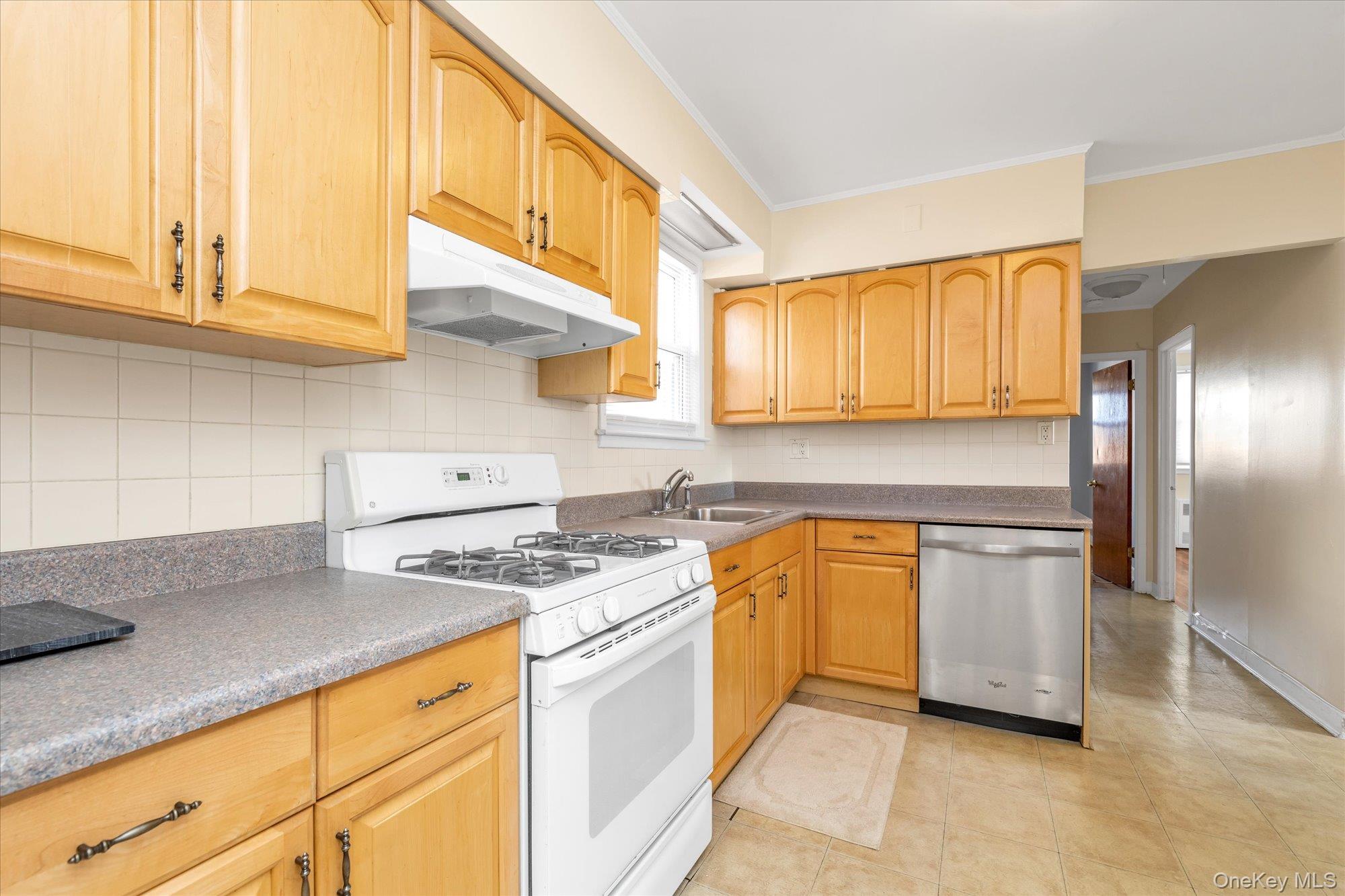 125-21 5 Ave, College Point, NY 11356