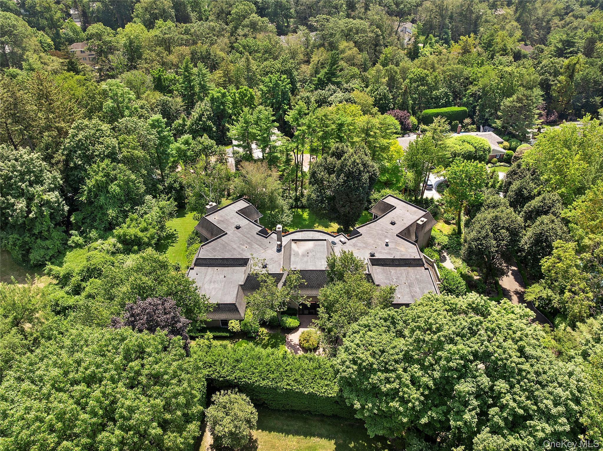 13 Chanticlare Drive, Manhasset, NY 11030