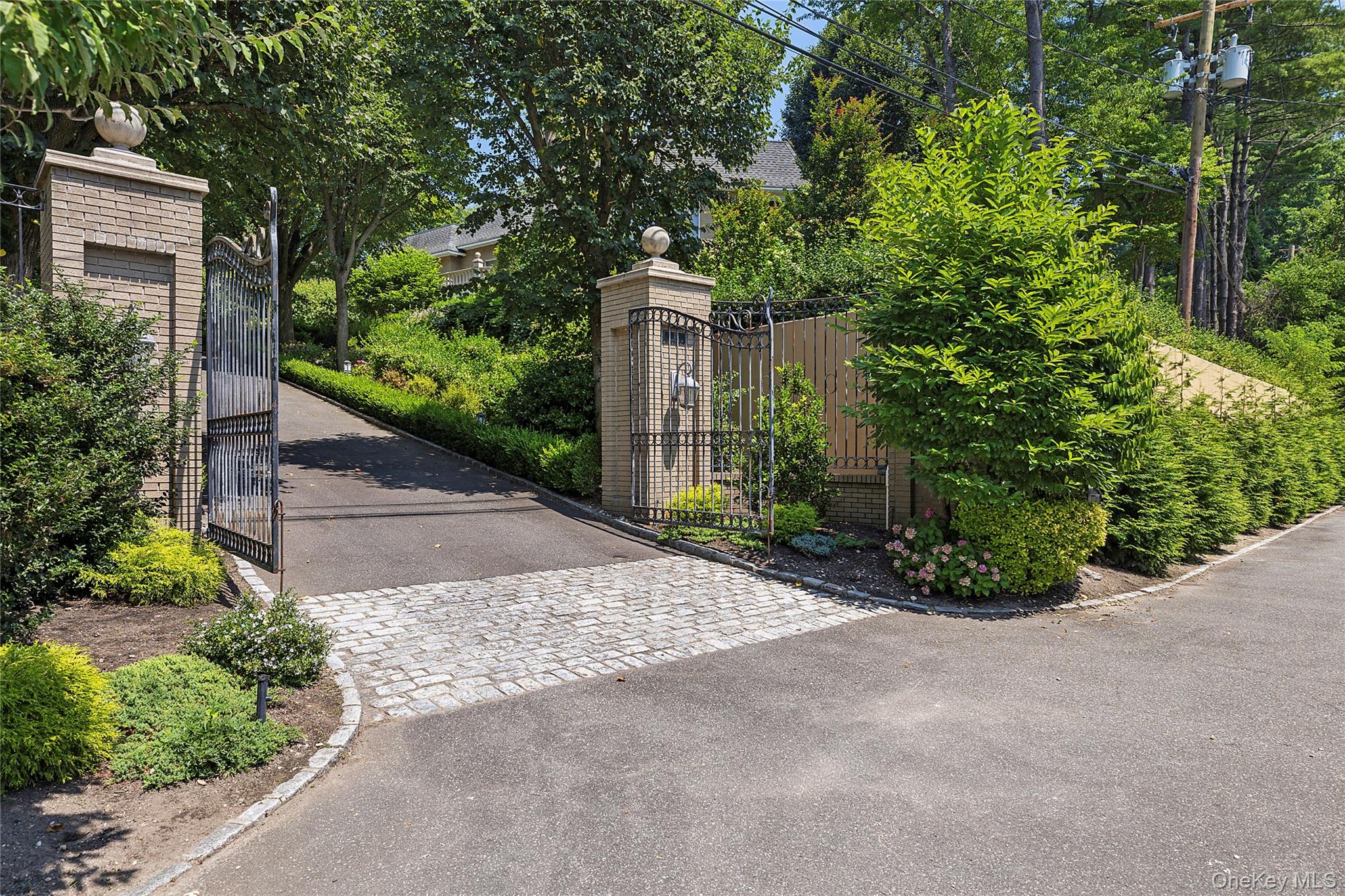 13 Chanticlare Drive, Manhasset, NY 11030