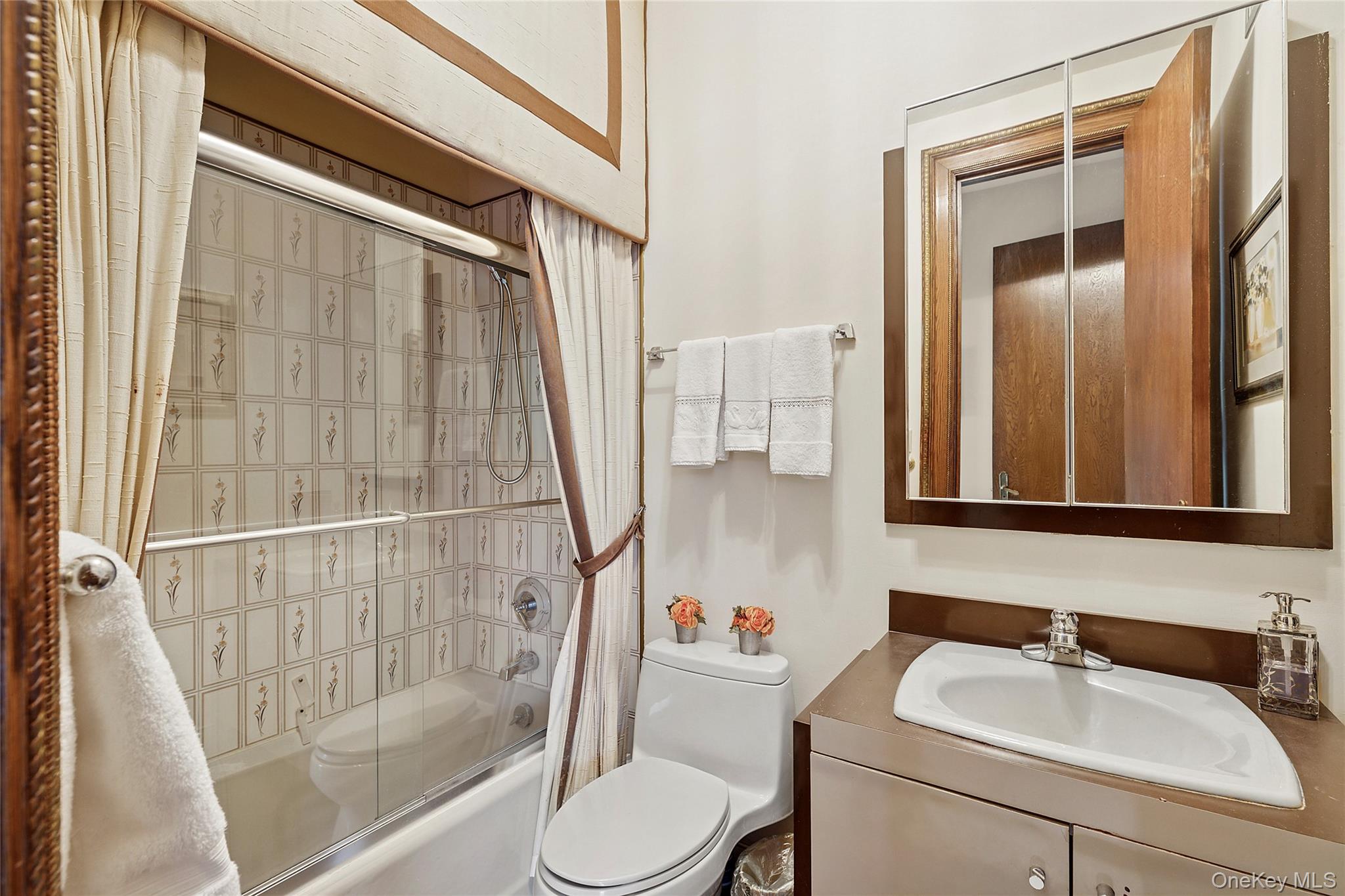 13 Chanticlare Drive, Manhasset, NY 11030