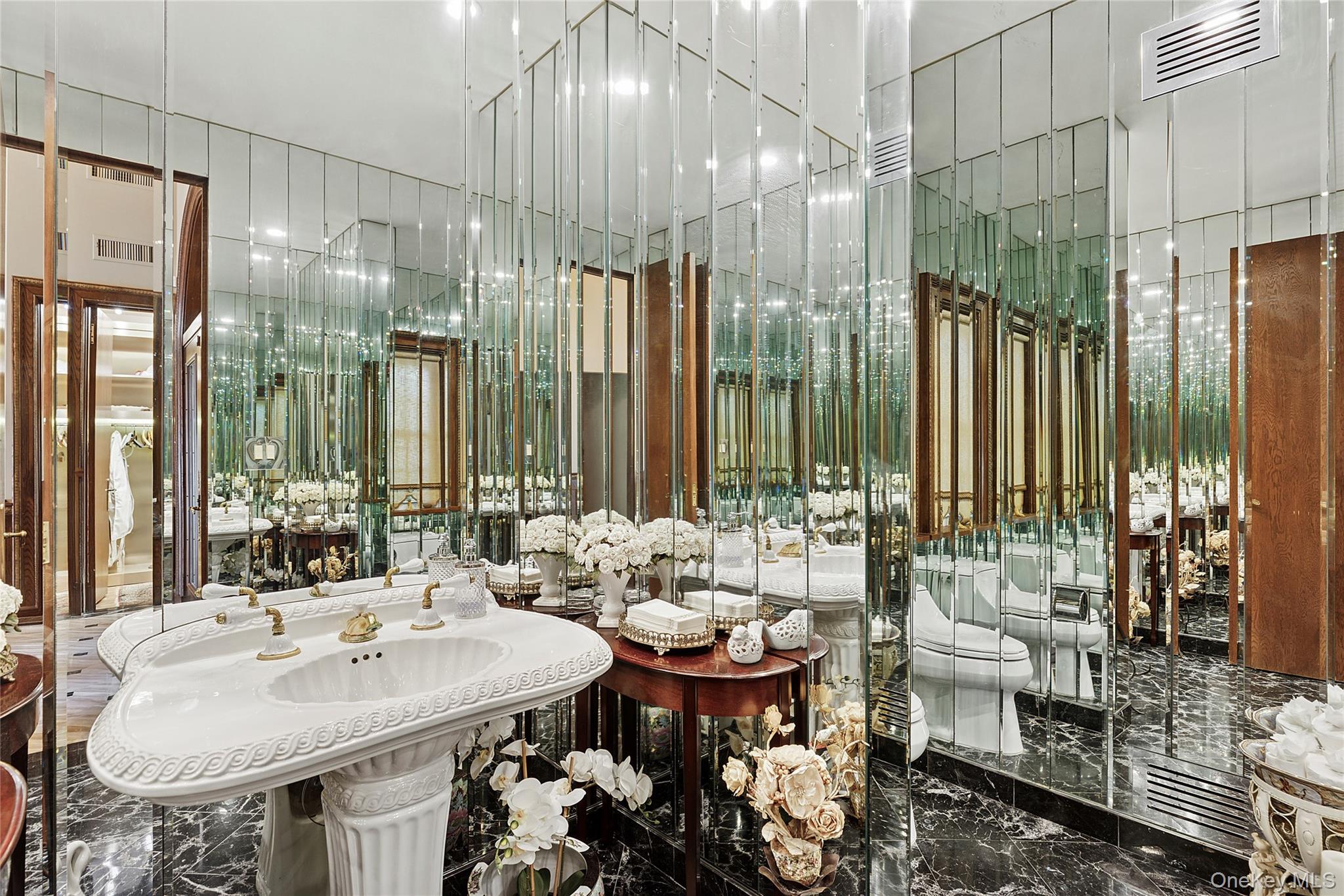 13 Chanticlare Drive, Manhasset, NY 11030