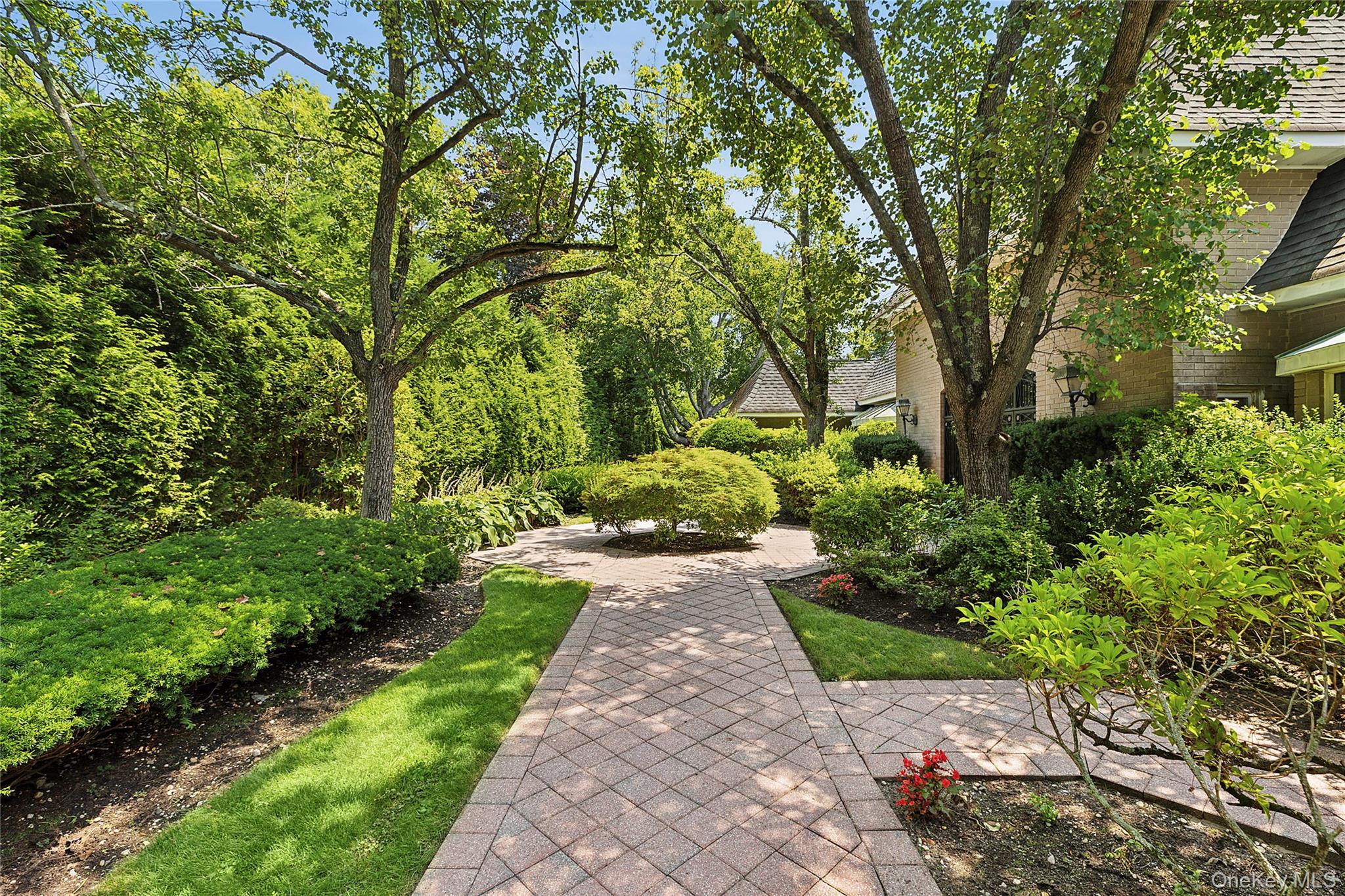 13 Chanticlare Drive, Manhasset, NY 11030