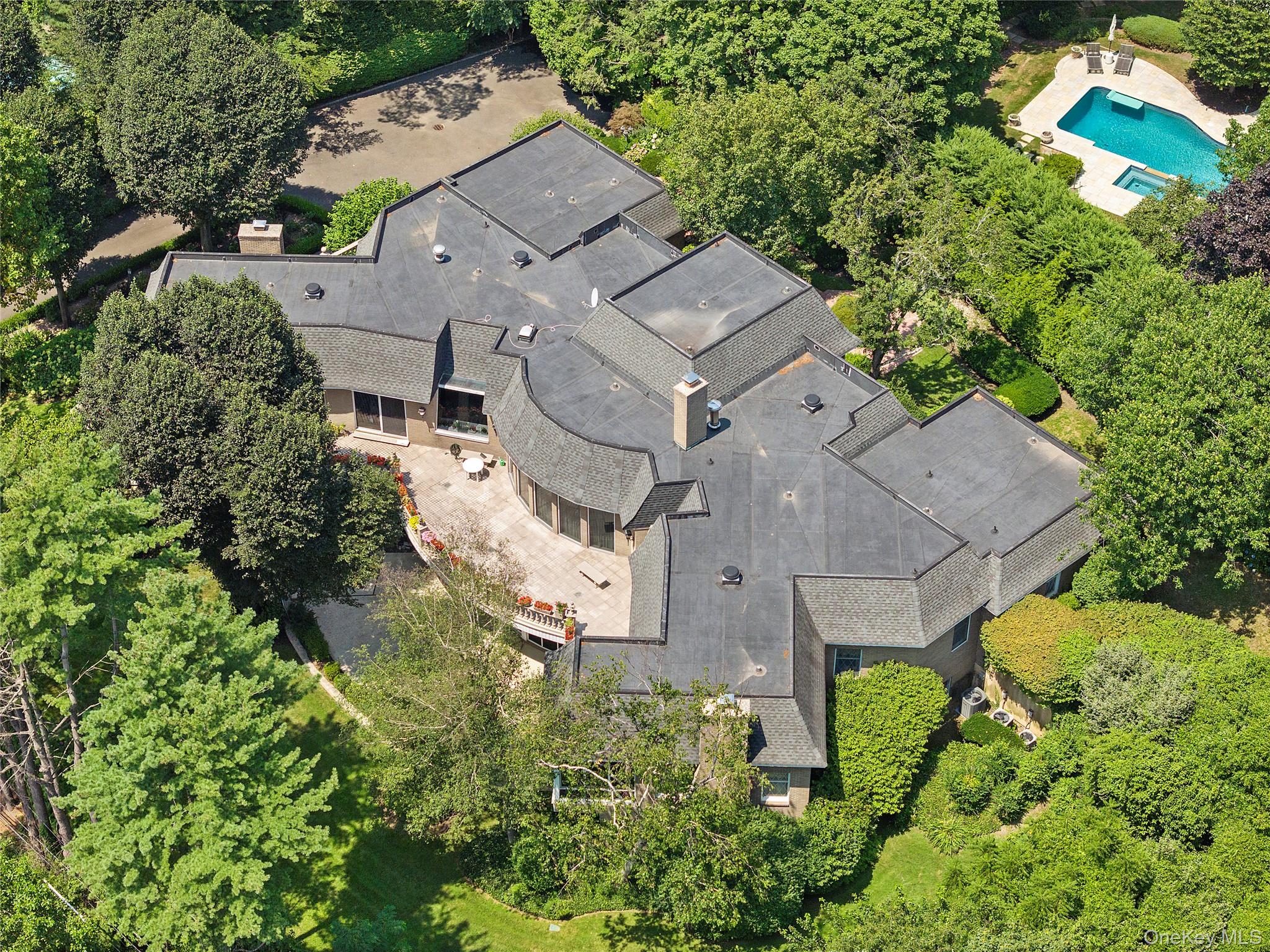 13 Chanticlare Drive, Manhasset, NY 11030