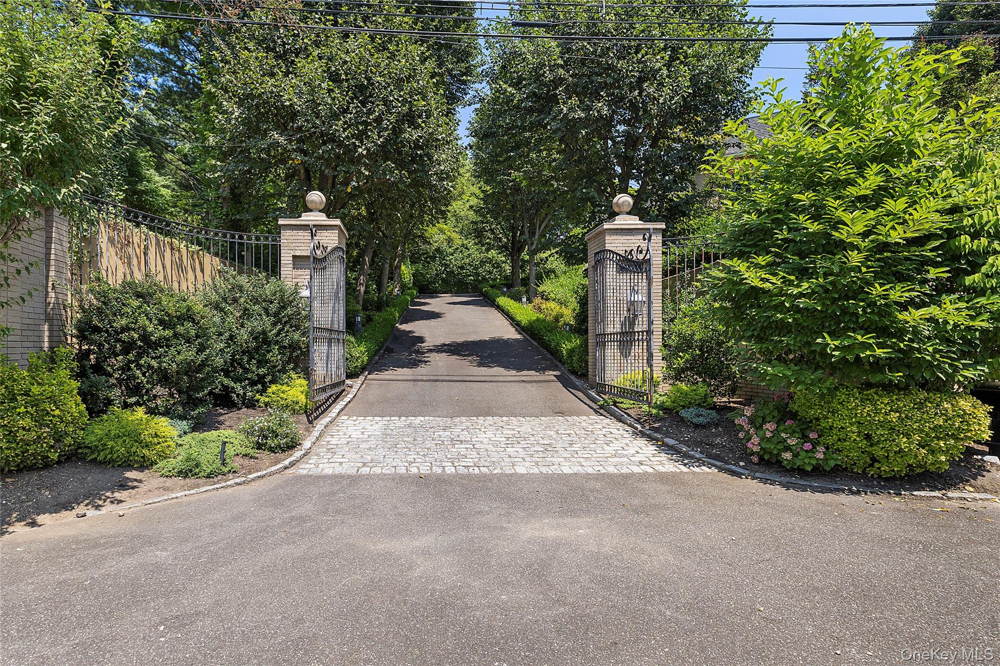 13 Chanticlare Drive, Manhasset, NY 11030