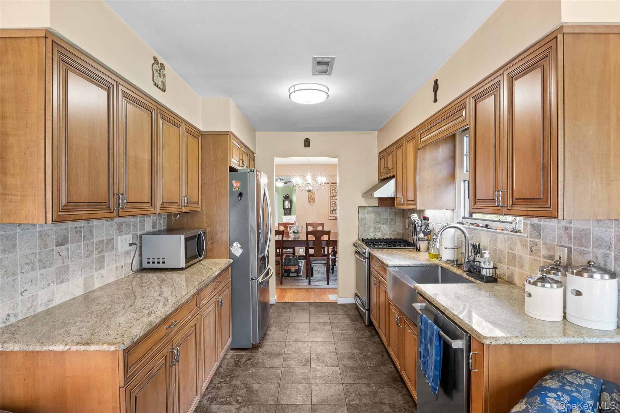 7 Sutton Place, Islip, NY 11751