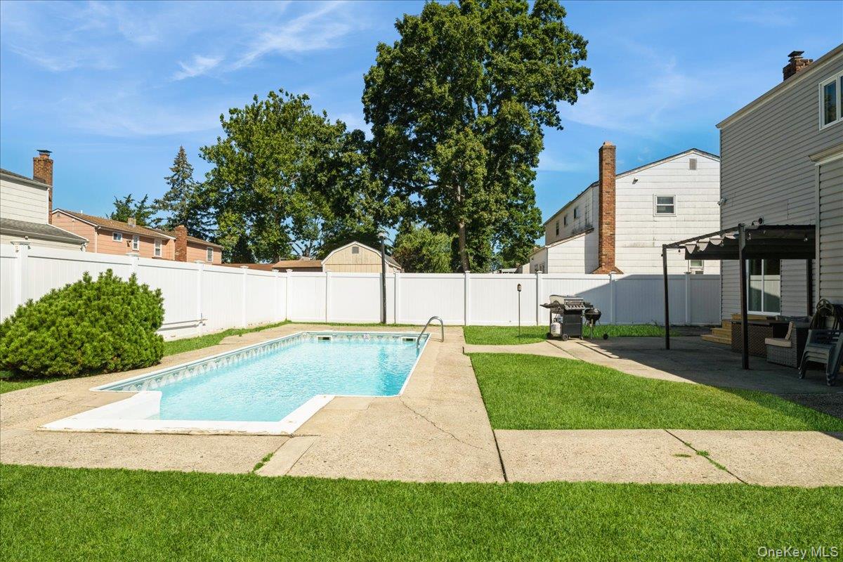 14 Osceola Avenue, Deer Park, NY 11729