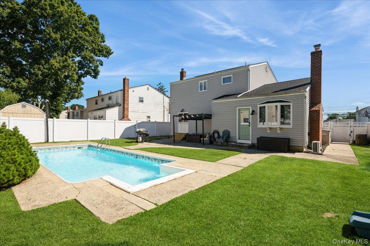 14 Osceola Avenue, Deer Park, NY 11729