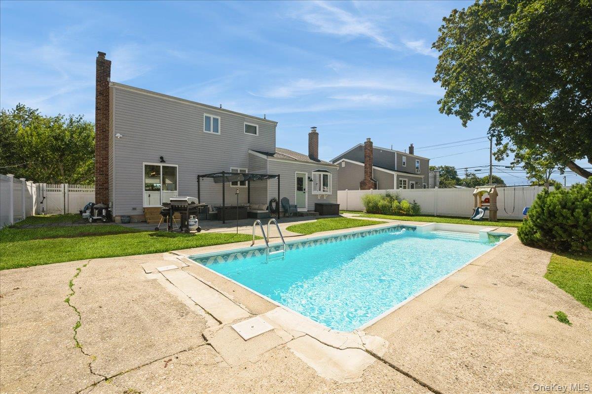 14 Osceola Avenue, Deer Park, NY 11729