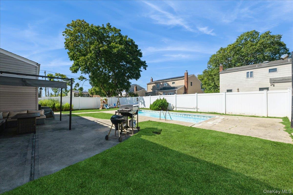 14 Osceola Avenue, Deer Park, NY 11729