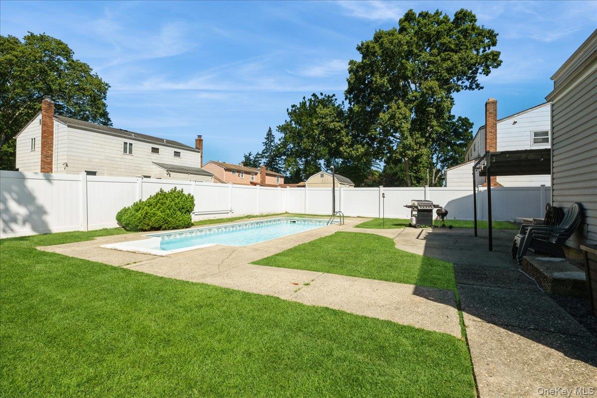 14 Osceola Avenue, Deer Park, NY 11729