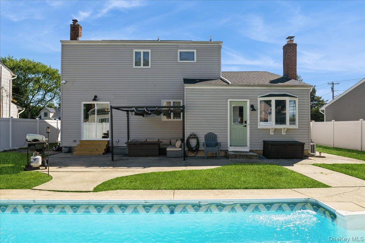 14 Osceola Avenue, Deer Park, NY 11729