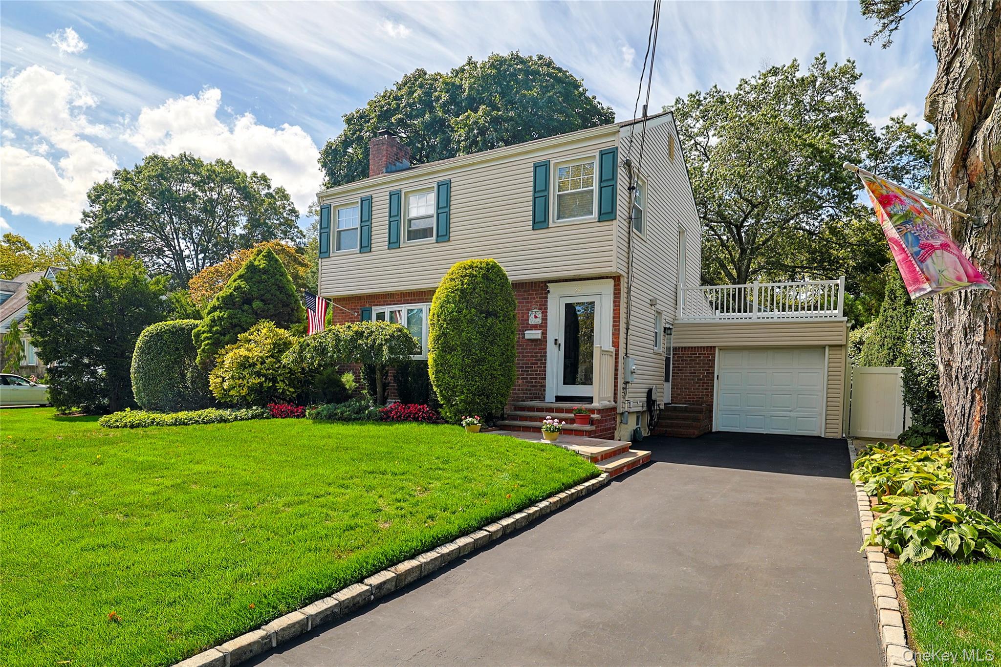 27 Coolidge Street, Malverne, NY 11565