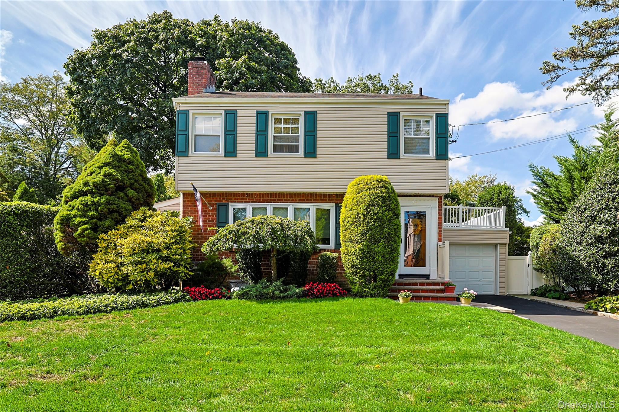27 Coolidge Street, Malverne, NY 11565
