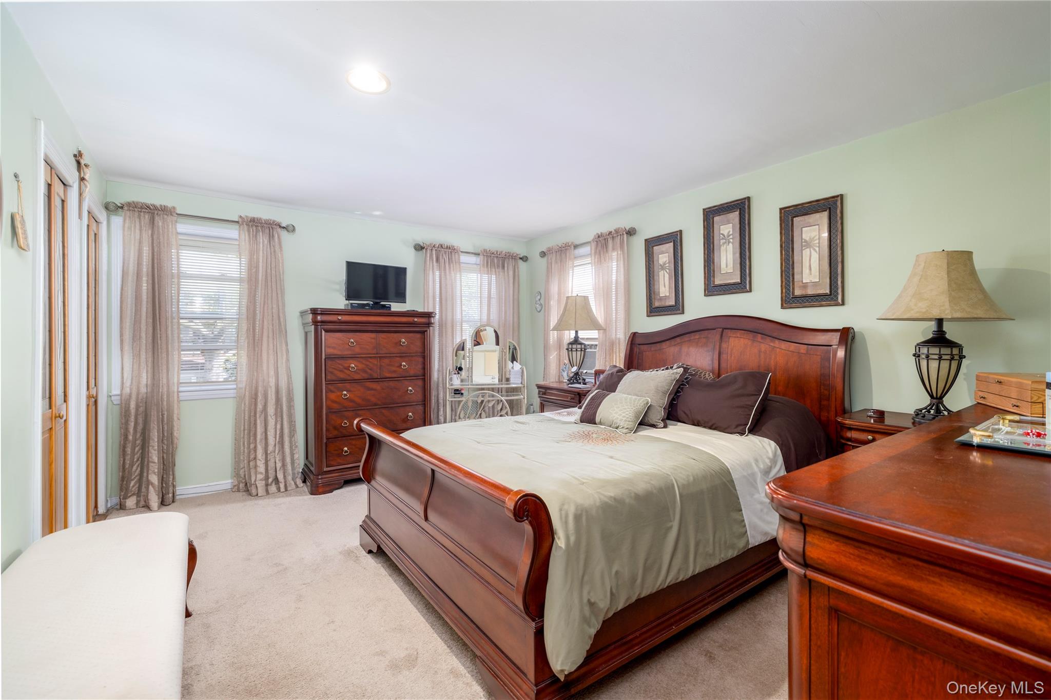 27 Coolidge Street, Malverne, NY 11565