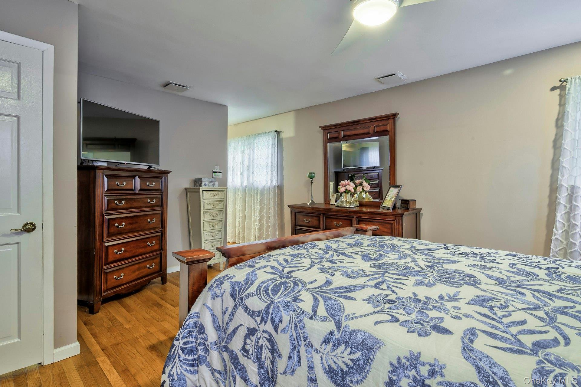 17 Hill Road, Farmingdale, NY 11735