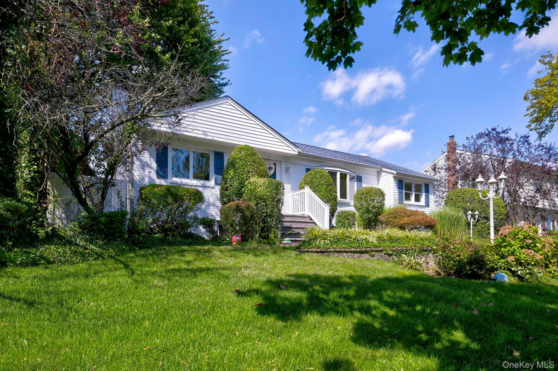 17 Hill Road, Farmingdale, NY 11735