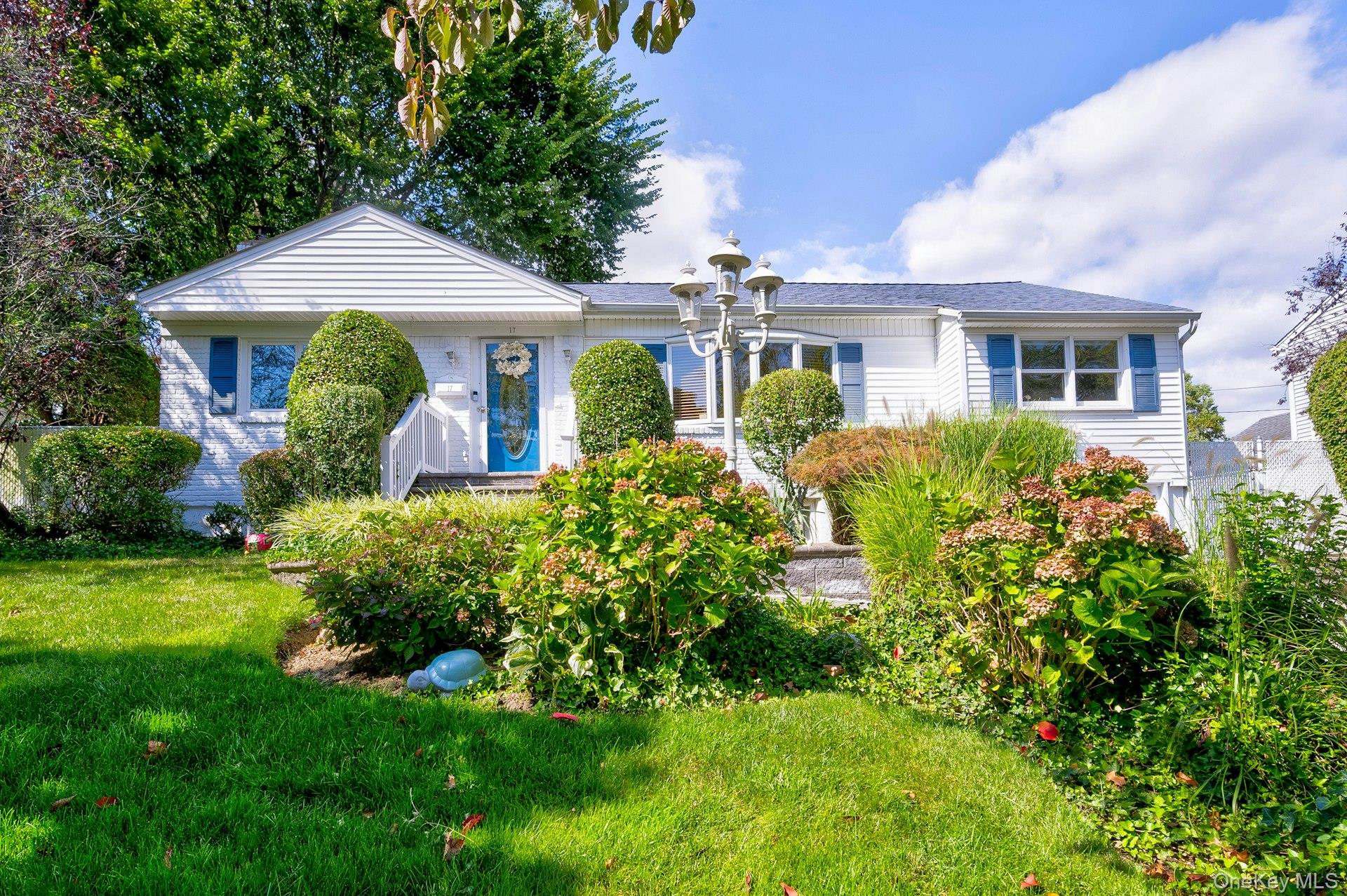 17 Hill Road, Farmingdale, NY 11735