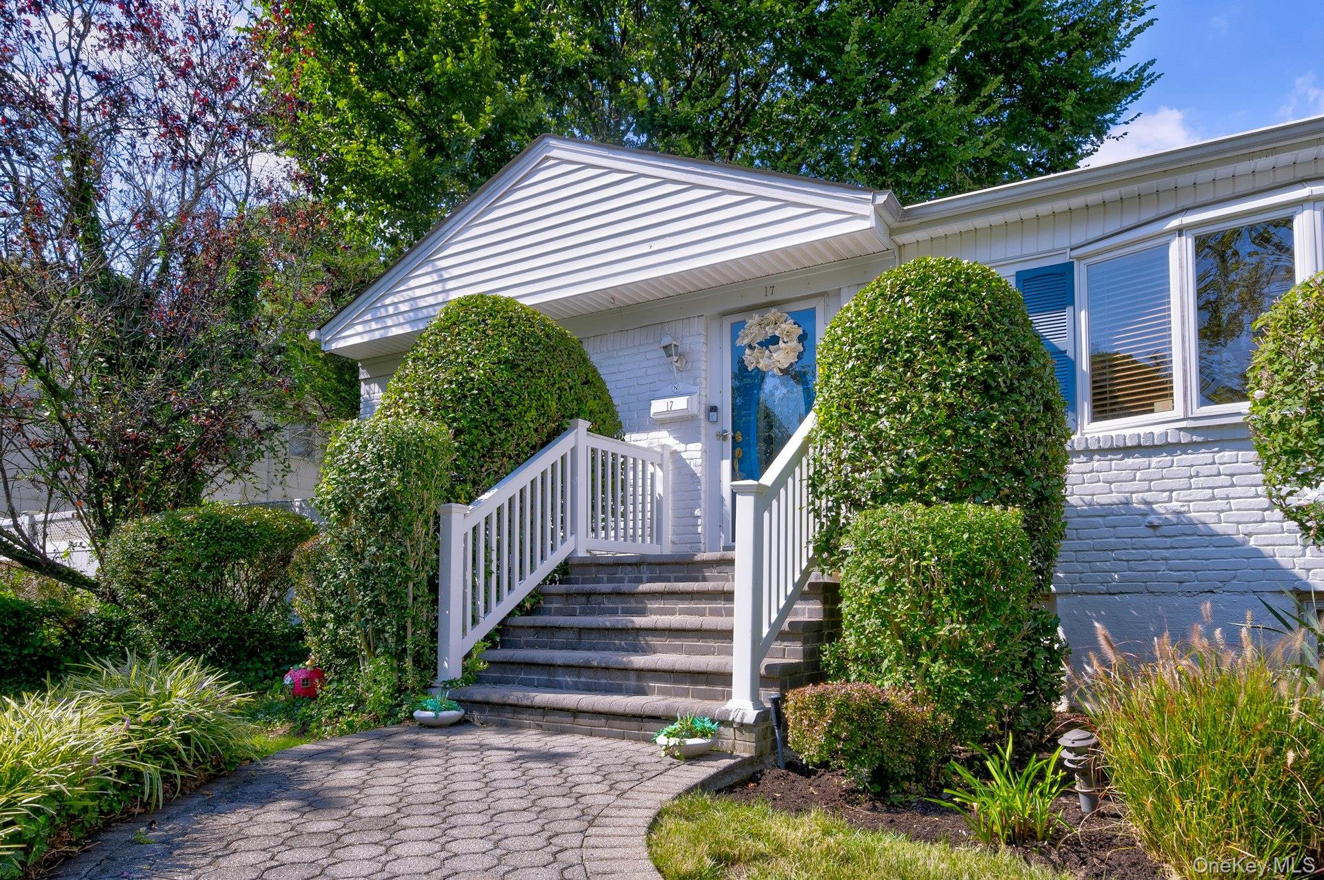 17 Hill Road, Farmingdale, NY 11735