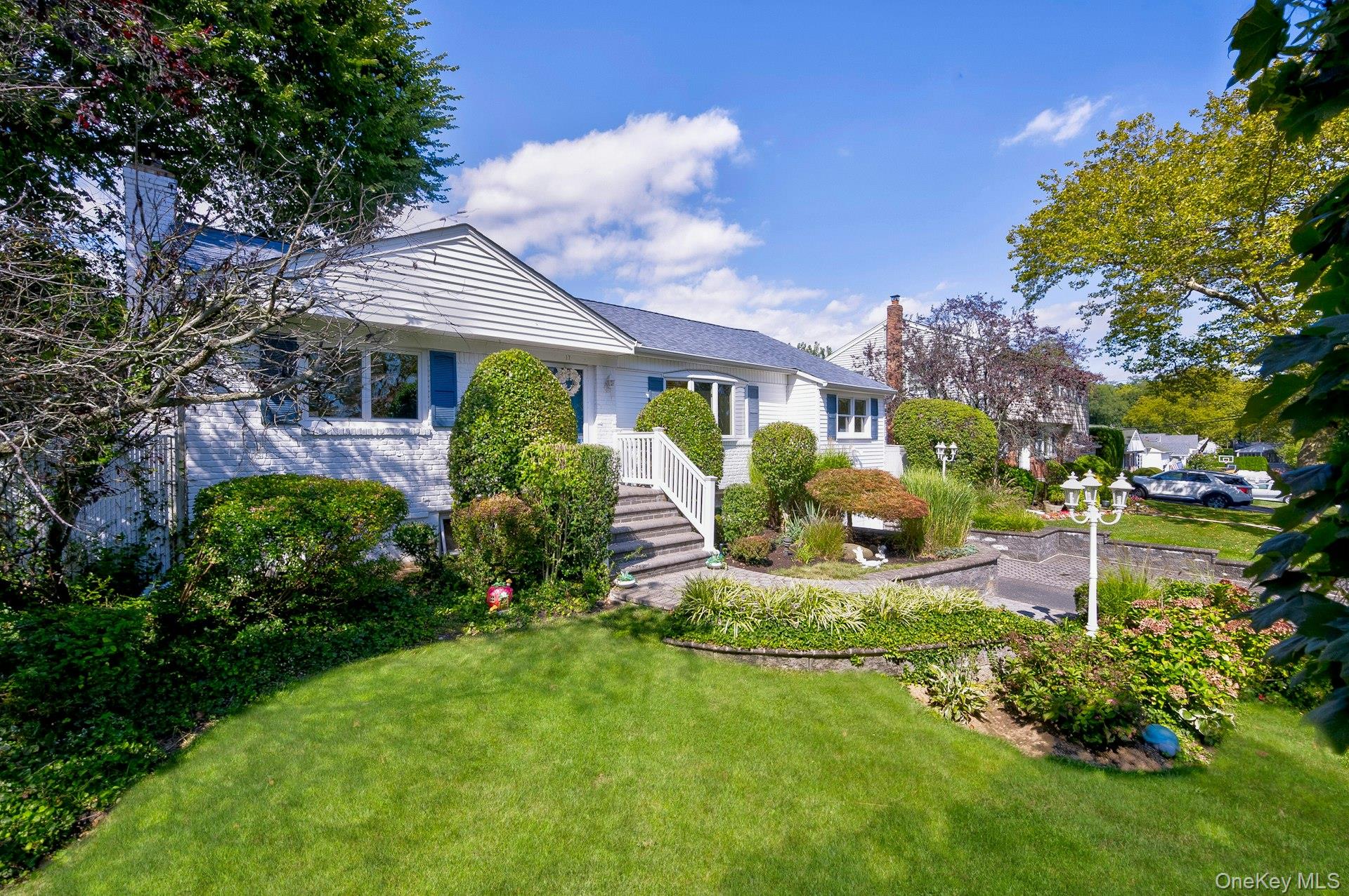 17 Hill Road, Farmingdale, NY 11735