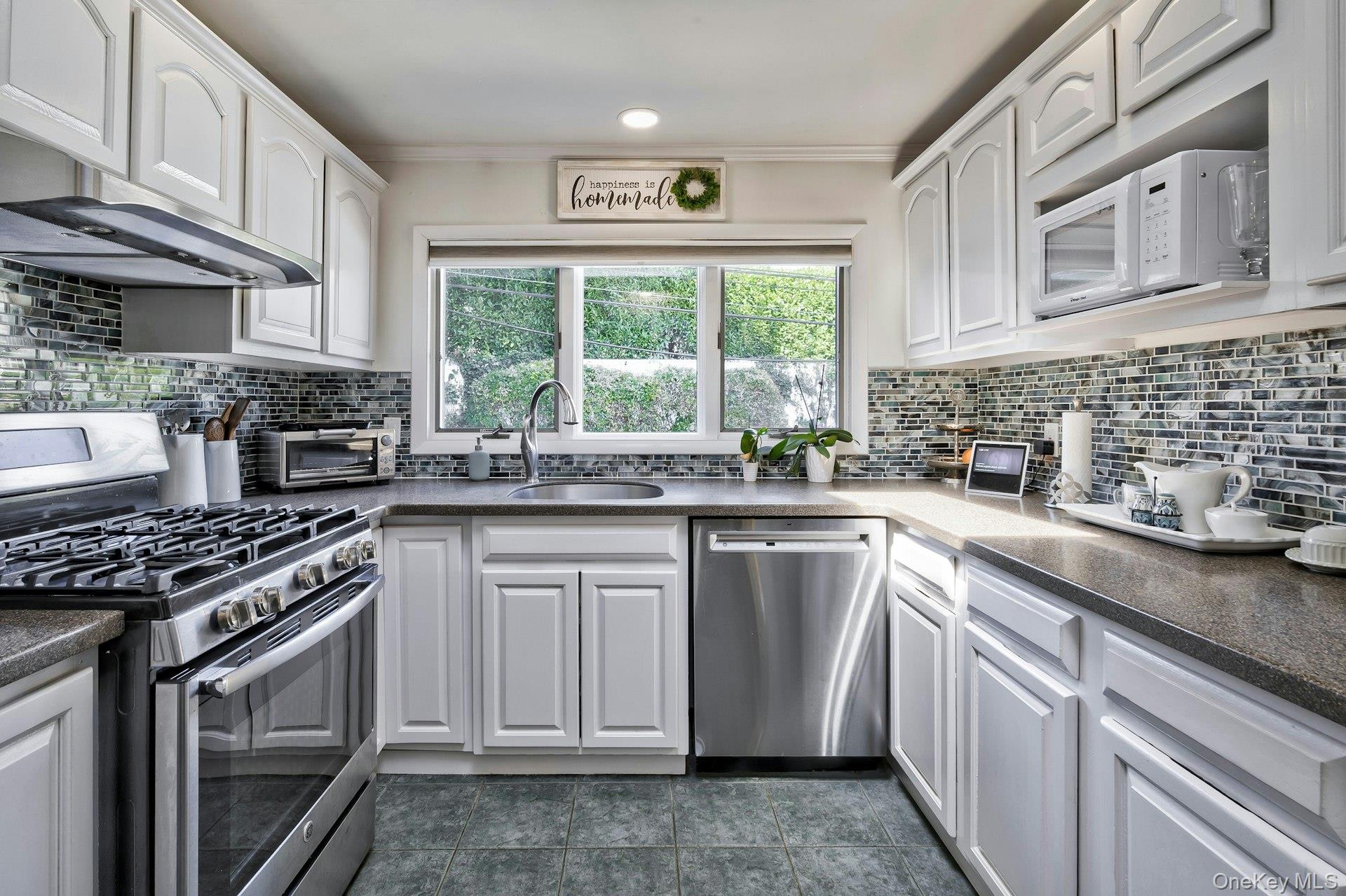 17 Hill Road, Farmingdale, NY 11735