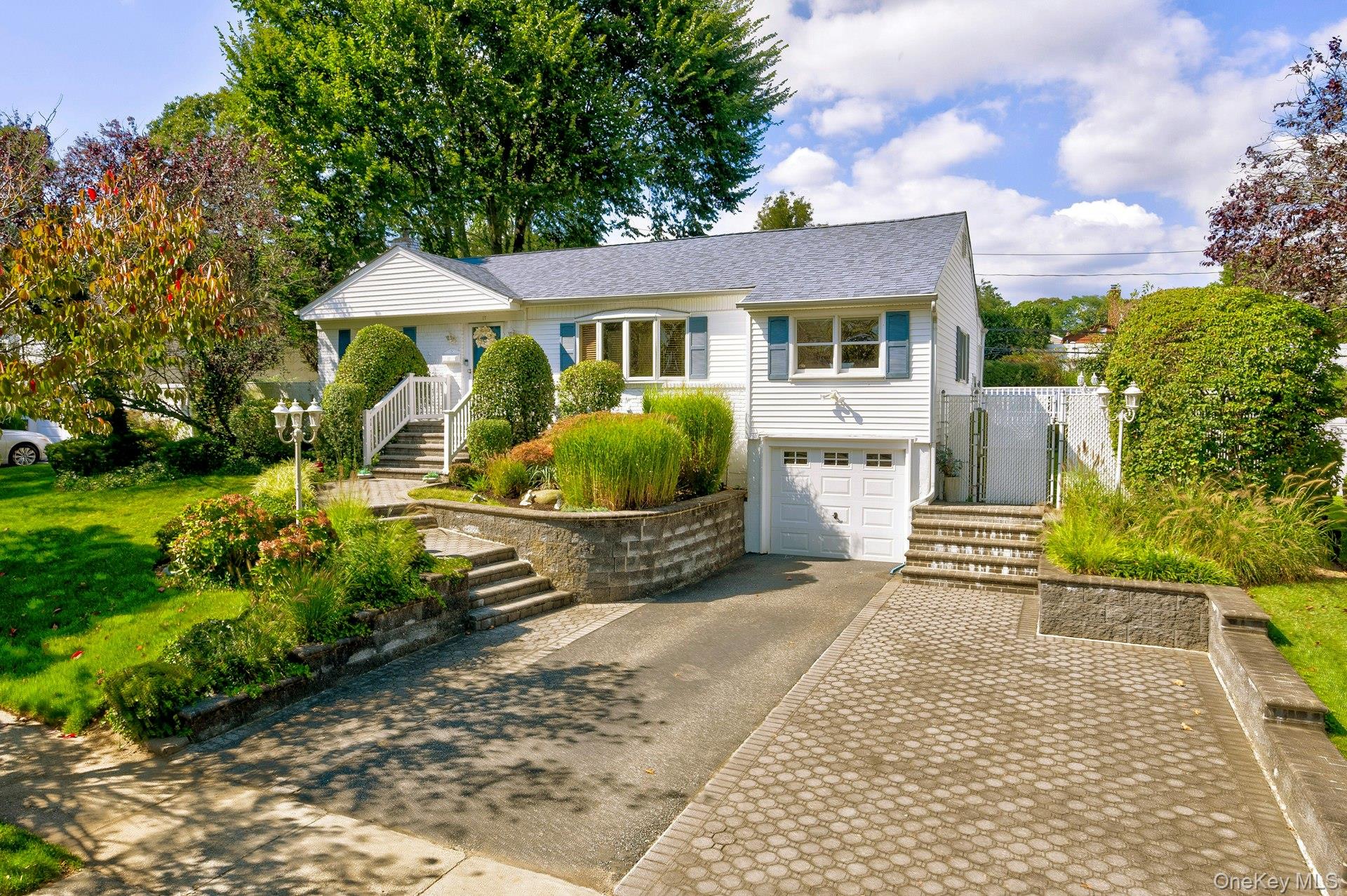 17 Hill Road, Farmingdale, NY 11735