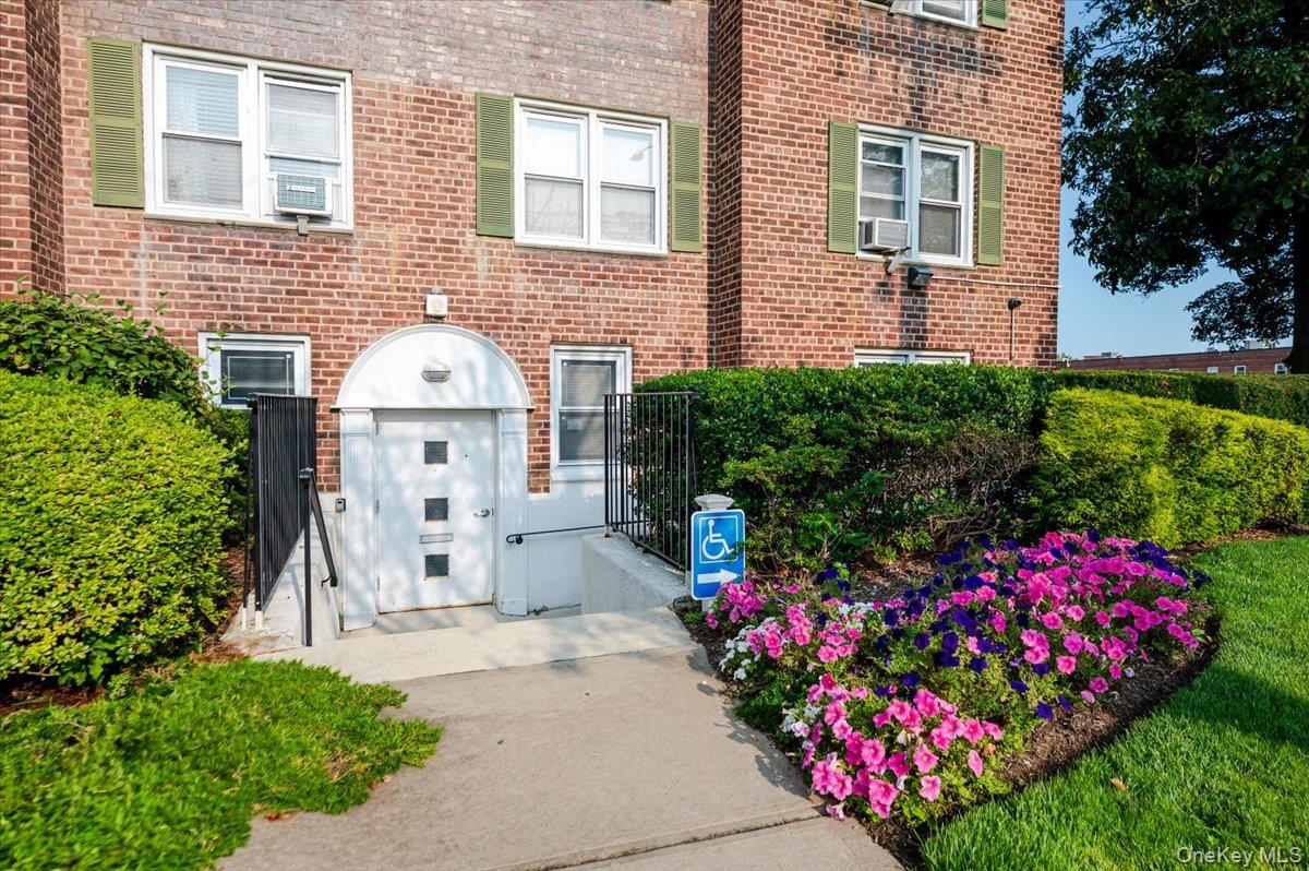 195 N Village Avenue # Suite 1, Rockville Centre, NY 11570