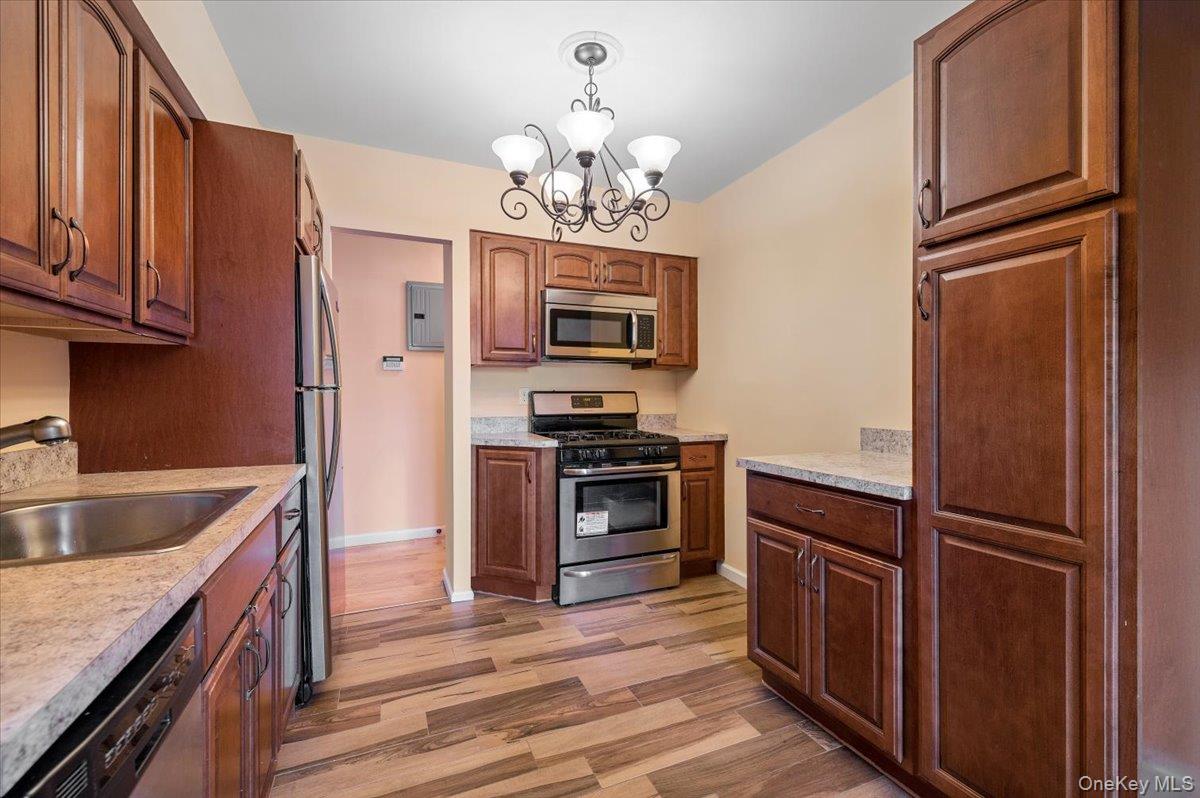 210 Westend Avenue # 8B, Freeport, NY 11520