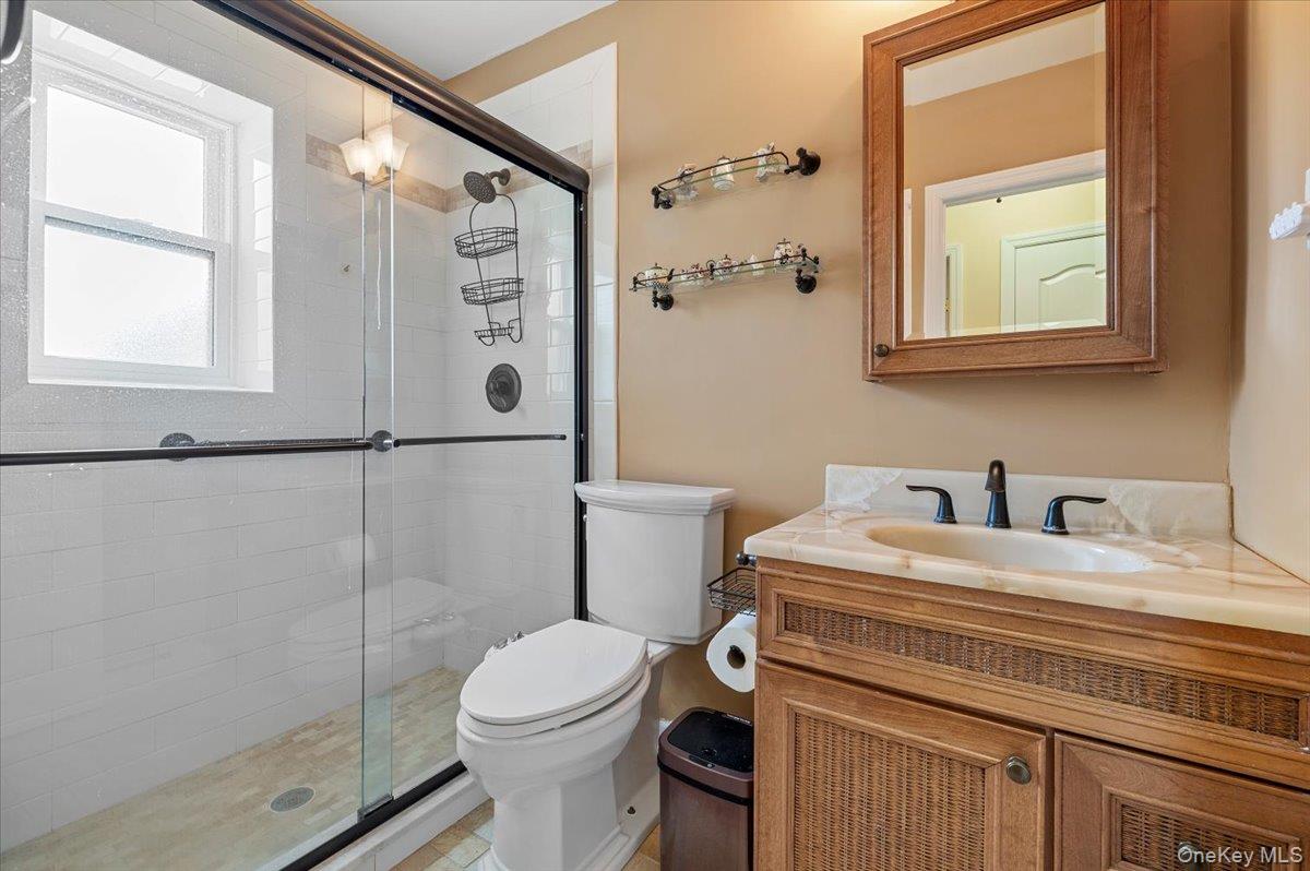 210 Westend Avenue # 8B, Freeport, NY 11520